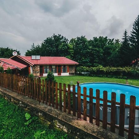 Завоя Hotel Krushuna Bagian luar foto