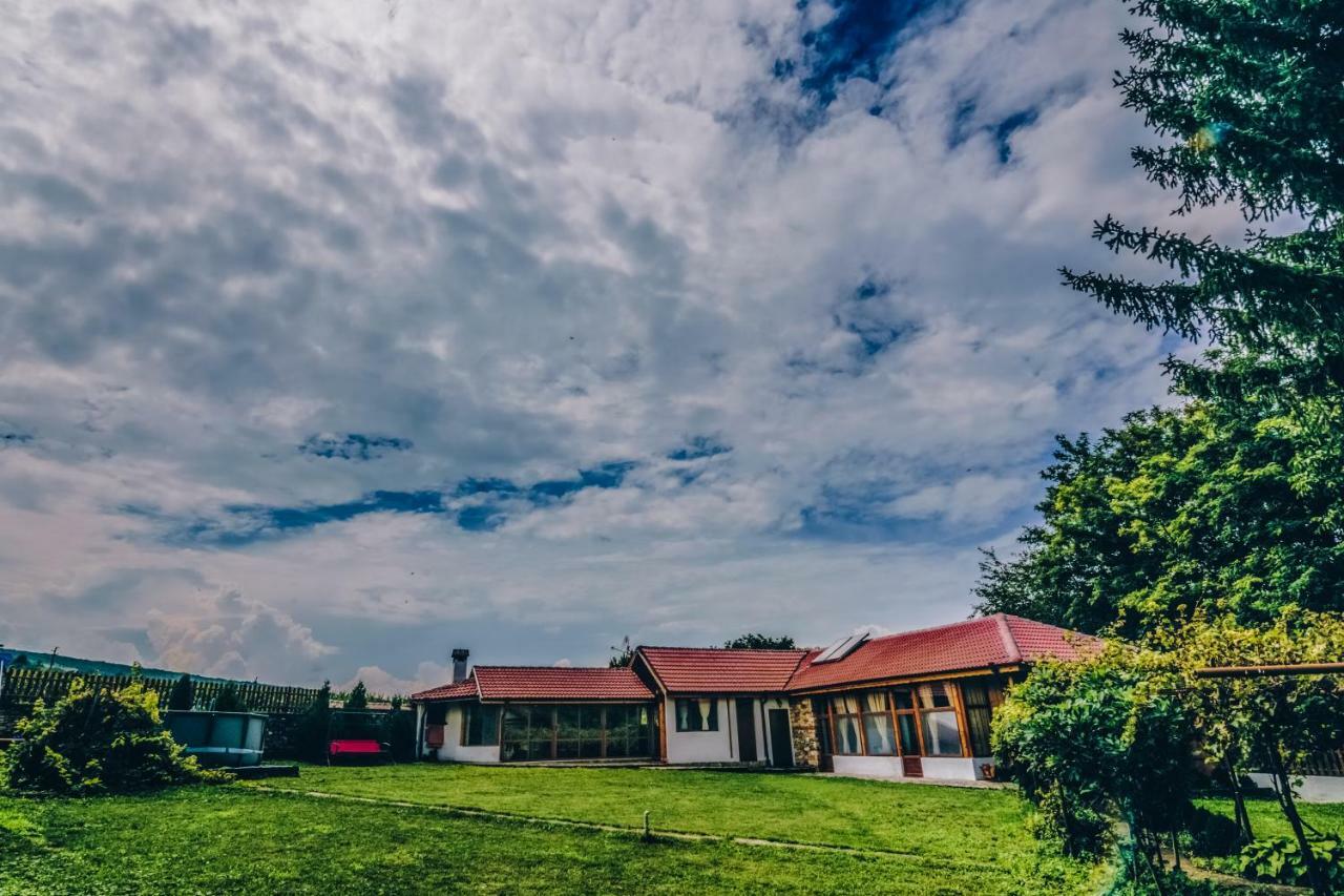 Завоя Hotel Krushuna Bagian luar foto